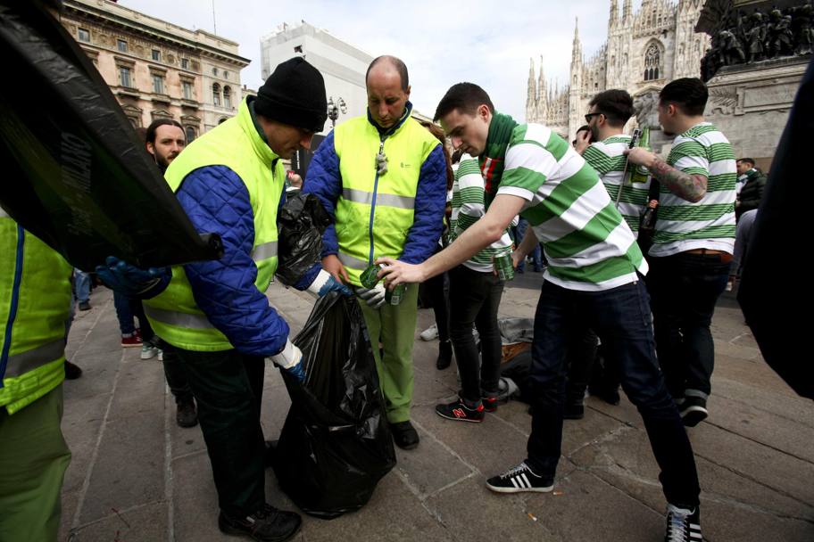 I tifosi del Celtic aiutano a ripulire la piazza. Ansa
